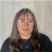 Profesora de inglés imparte clases a niños de todas las edades