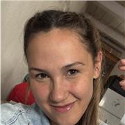 Offre lezioni private a bambini dalle scuole elementari e medi adattandola alla loro esigenza da un modo divertente.