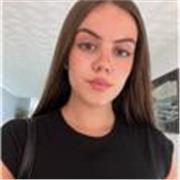 Estudiante de Educación Infantil ofrece apoyo escolar y cuidado a niños pequeños. 