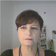 Insegnante di lettere impartisce lezioni on line a ragazzi di suola media e superiore e bambini di scuola primaria