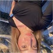 Persona que le gustan mucho los niños y está interesada en cuidarlos cuando se quedan solos y ayudarles con sus tareas del colegio