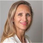 Maestra de Español da clase a adolescentes y adultos