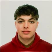 Graduado de bachillerato y actualmente en el grado de economía