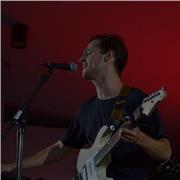 Adapto mis clases a las necesidades y gustos de los alumnos, dependiendo de lo que estén buscando con la música, usando recursos y canciones que les atraiga y motive su aprendizaje.