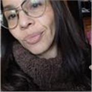 Profesora de psicología imparte clases para adolescentes y adultos