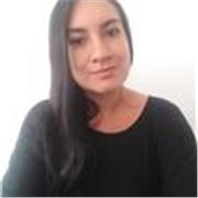 Profesora de español dicta clases a niños de primero a quinto grado