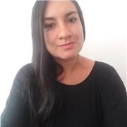 Profesora de español dicta clases a niños de primero a quinto grado