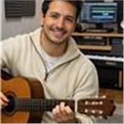 Profesor de guitarra y piano especializado en principiantes absolutos. Método práctico y progresivo. 
