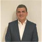 Abogado con maestría y experiencia en derecho corporativo