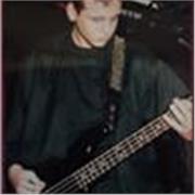 Offro lezioni private di Basso e/o chitarra elettrica a domicilio per neofiti, qualsiasi età.Max serietà e passione. 