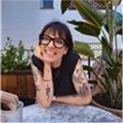 Profesora licenciada en fililogía ingleda, con CAP (certificat d'aptitud pedagògica) y postgrado en tutoría 