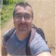 Profesor apoyo escolar orientado hacia la comprensión de la necesidades del niño en lo educativo