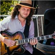 Profesor de música para todos los niveles, enseño en base a las aptitudes y desafíos que busca cada alumno