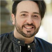 Docente di Italiano impartisce lezioni di italiano a studenti in dad