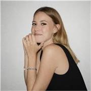 Soy profesora de castellano y francés. Me titulé como profesora de español para extranjeros. Trabajo en una de las academias de idiomas más importantes a nivel internacional. 
