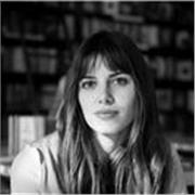 Profesora de Lengua y Literatura, enseña prácticas del lenguaje, acompaña en la escritura creativa y en la corrección de tesis