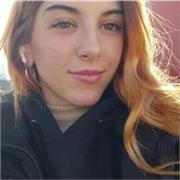 Chica joven estudiando carrera universitaria disponible para clases de repaso y apoyo a niños de primaria