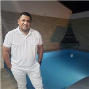 Profesor de Matemáticas imparte clases a alumnos de primaria y secundaria