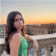 Ayuda a niños pequeños en sus deberes y juego