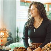 Docente de teatro, maestrante en Neuropedagogía y Neurociencia, facilitadora de yoga y biodanza