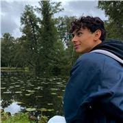 Studente di medicina impartisce ripetizioni di scienze per alunni di scuole superiori e medie