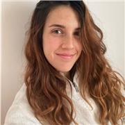 Actualmente me dedico a la dirección de arte para cine, pero tengo conocimientos en ilustración, pintura, y literatura.