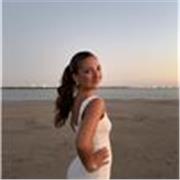 Estudiante de derecho y ciencias política, matrícula de honor en bachillerato de ciencias sociales, buenos idiomas.