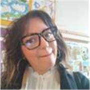 Docente di scuola primaria impartisce lezioni private com metodologia personalizzata a studenti della scuola primaria