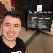 Una persona paciente y responsable con ganas de ayudar al alumno a comprender y poder realizar su tarea.