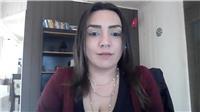 Professora de sociologia prática com habilidades em aulas envolvendo tecnologia e pesquisas de campo