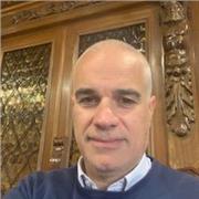 Avvocato, appassionato per l'insegnamento, serio e motivato, impartisce lezioni di diritto per studenti scuole medie e superiori