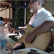 Chitarrista impartisce lezioni di chitarra semplice