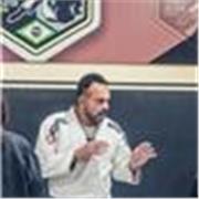 Je vais enseigner le sport et l'autodéfense aux personnes qui n'ont pas le temps d'aller à l'école pour s'entraîner