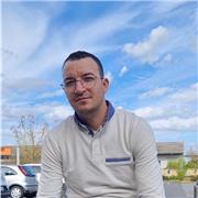 Vous cherchez un professeur particulier ? Dites moi ce dont vous avez besoin et commençons