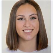 Profesora de lengua imparte clases a niños de 6 a 16 años