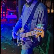 Profesor de música, comparte conocimientos teóricos y practicos