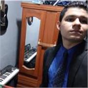 Clases de piano personalizadas con profesor titulado de artes y músico profesional