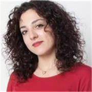 studentessa universitaria impartisce lezioni di inglese a studenti di ogni grado
