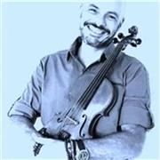 Insegno solfeggio, lettura spartiti, creazione di spartiti da brani, ritmica, armonia. Tutto ciò che un musicista deve sapere