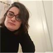 Insegnante di scienze impartisce lezioni a studenti di scuole medie e superiori