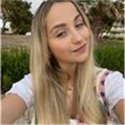 Estudiante de universidad que está dispuesta a impartir clases a niños de primaria y ESO