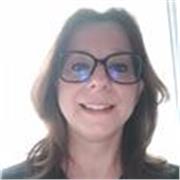 Docente di inglese e italiano impartisce lezioni per studenti di scuola medie e elementare