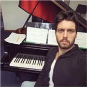 Compositore plurilaureato impartisce lezione di Composizione, Pianoforte
