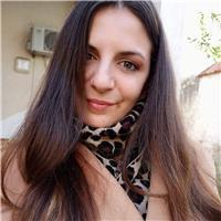 Insegnante di lingue impartisce lezioni private di lingua e letteratura italiana, inglese, spagnola, francese per tutte le fasce d'età.disponibile anche per:- supporto per stesura tesi;- recupero debiti estivi;- supporto per alunni con bisogni s