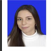 Licenciada en educación con experiencia enseñando inglés y español a niños