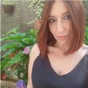 Insegnante di scuola primaria impartisce lezioni per materie umanistiche, scientifiche ed inglese