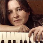 Professeur expérimentée, donne cours de piano particulier en ligne