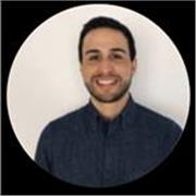 Graduado en Administración de Empresas con experiencia profesional en marketing, estrategia y gestión de proyectos. 