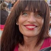 Docente di diritto impartisce lezioni a studenti di scuola secondaria superiore e preparazione esami