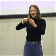 Étudiante peut donner des cours de base de langue des signes